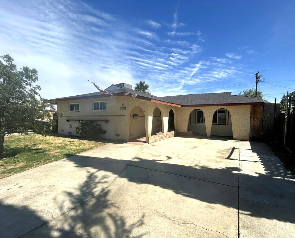 Photo of 1417 Dorian Drive, Bakersfield, CA 93304 (MLS # 202606218)