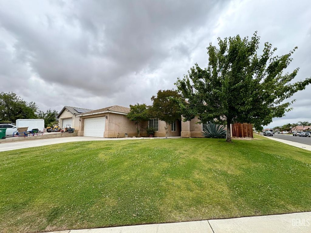Photo of 3720 Meadow Run Lane, Bakersfield, CA 93308 (MLS # 202604924)