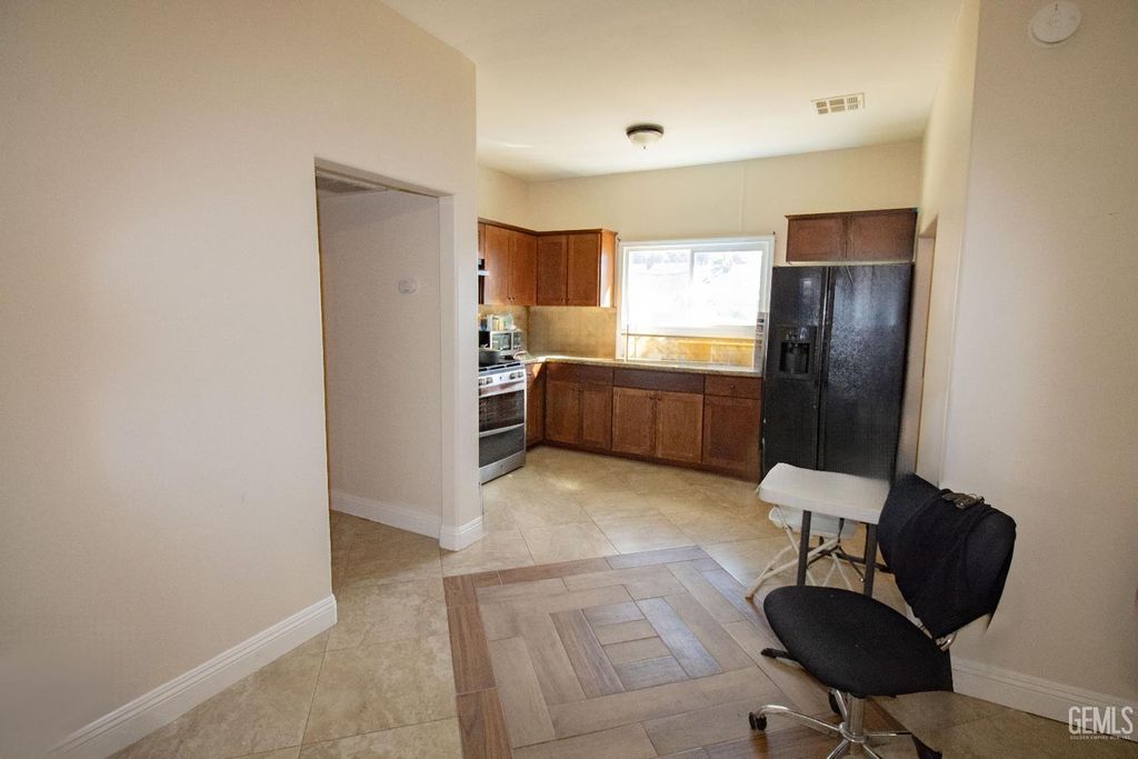 Photo of 1921 Forrest Street, Bakersfield, CA 93304 (MLS # 202510908)