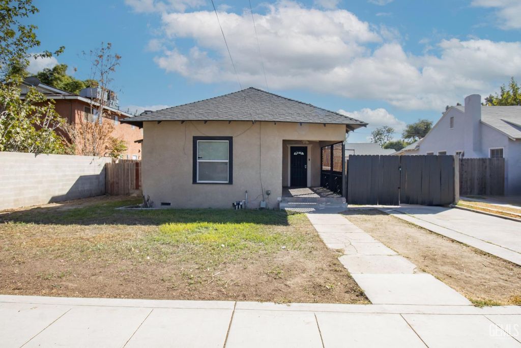 Photo of 1921 Forrest Street, Bakersfield, CA 93304 (MLS # 202510908)