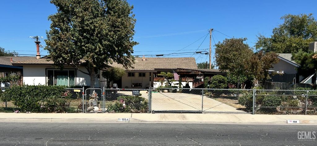 Photo of 904 San Vicente Drive, Bakersfield, CA 93307 (MLS # 202510702)