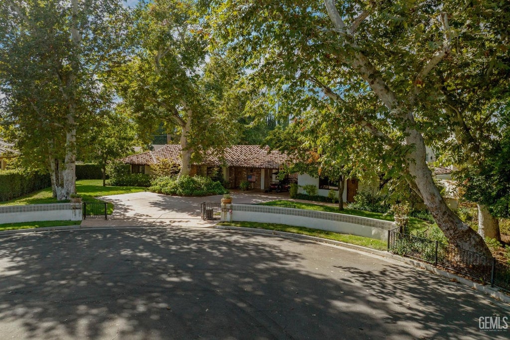 Photo of 6702 Edmund Way, Bakersfield, CA 93309 (MLS # 202601264)