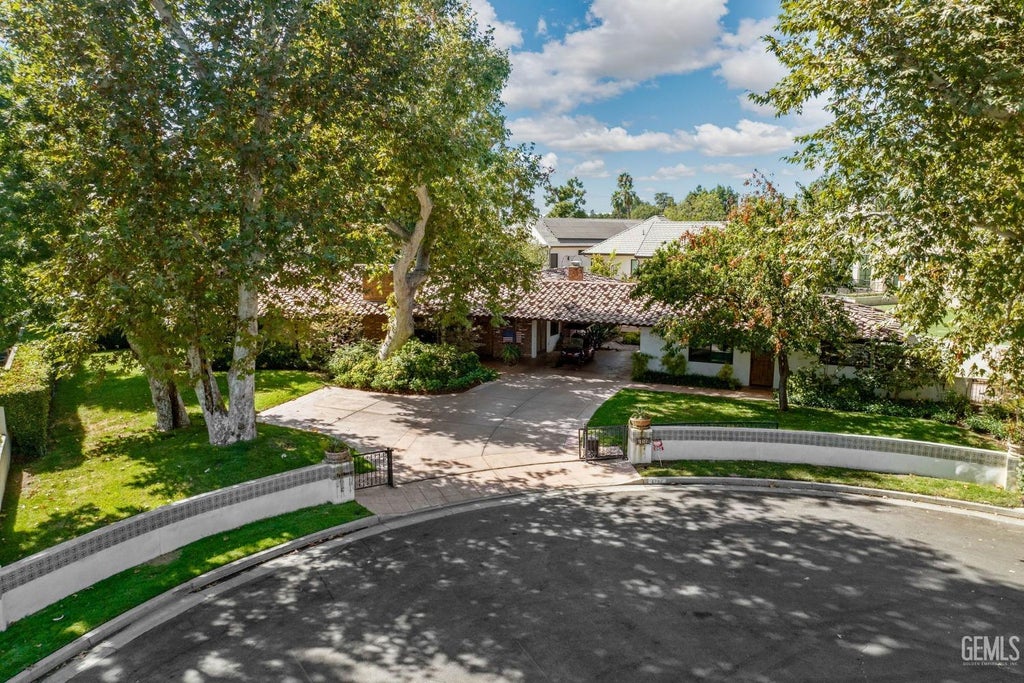 Photo of 6702 Edmund Way, Bakersfield, CA 93309 (MLS # 202601264)