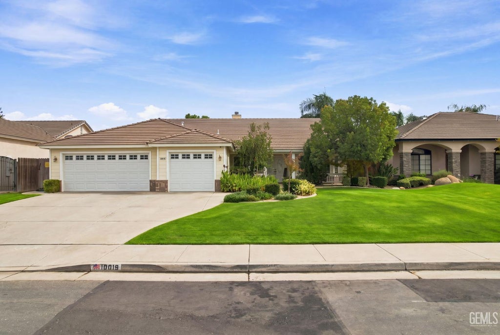 Photo of 10019 Laurel Park Avenue, Bakersfield, CA 93312 (MLS # 202609740)