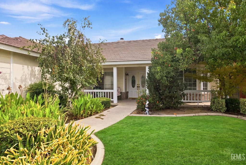 Photo of 10019 Laurel Park Avenue, Bakersfield, CA 93312 (MLS # 202609740)