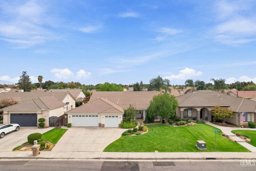 Photo of 10019 Laurel Park Avenue, Bakersfield, CA 93312 (MLS # 202609740)