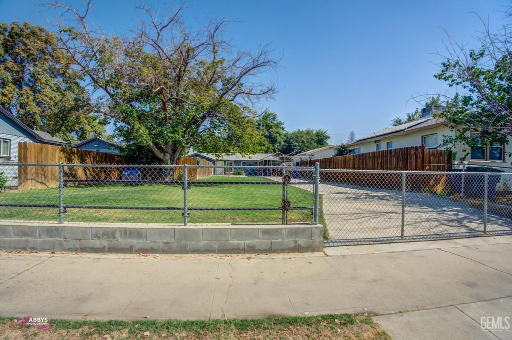 Photo of 618 Woodrow Avenue, Bakersfield, CA 93308 (MLS # 202513524)