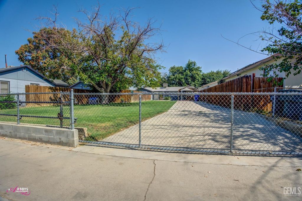 Photo of 618 Woodrow Avenue, Bakersfield, CA 93308 (MLS # 202513524)