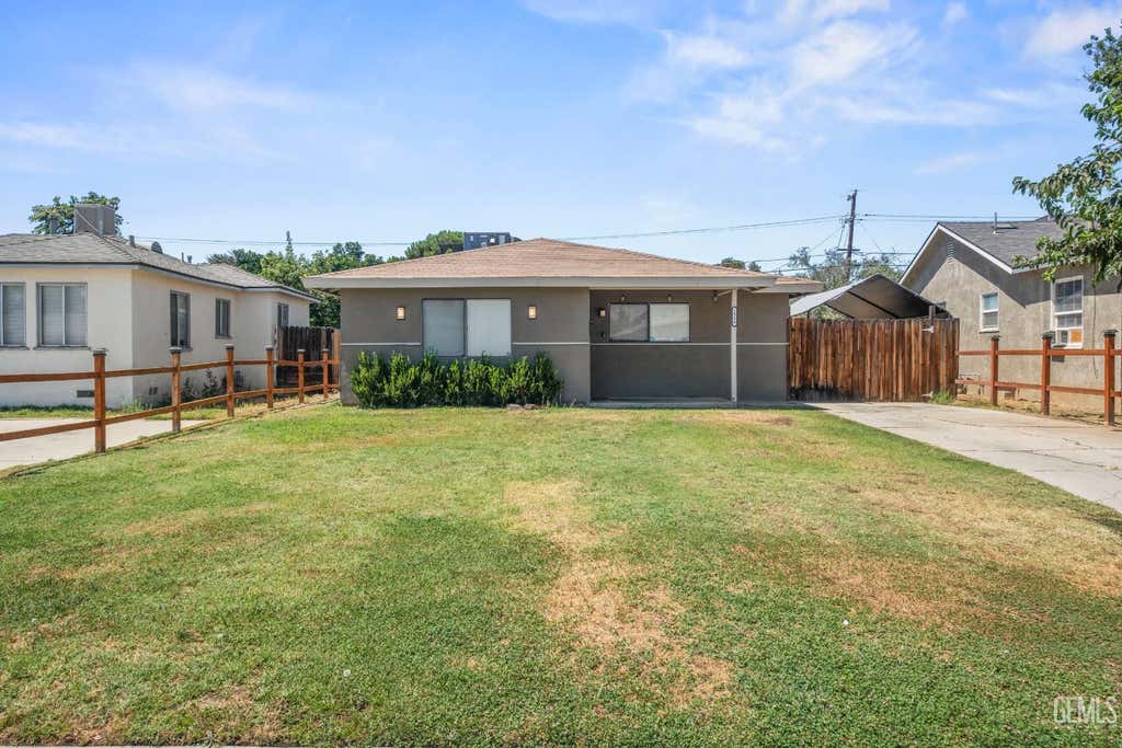 Photo of 1316 El Tejon Avenue, Bakersfield, CA 93308 (MLS # 202607869)