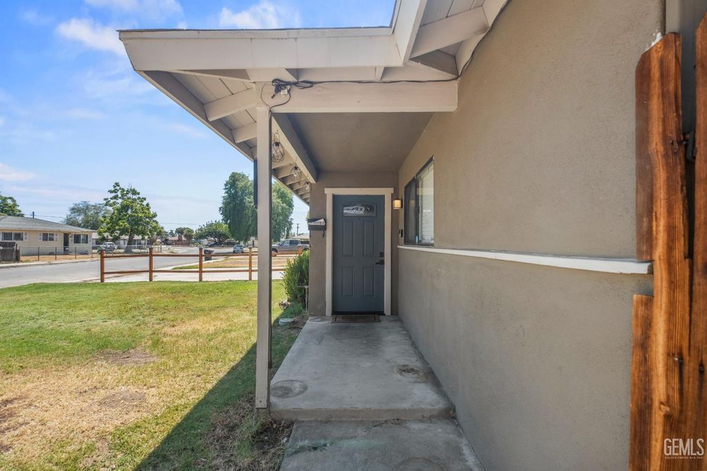 Photo of 1316 El Tejon Avenue, Bakersfield, CA 93308 (MLS # 202607869)