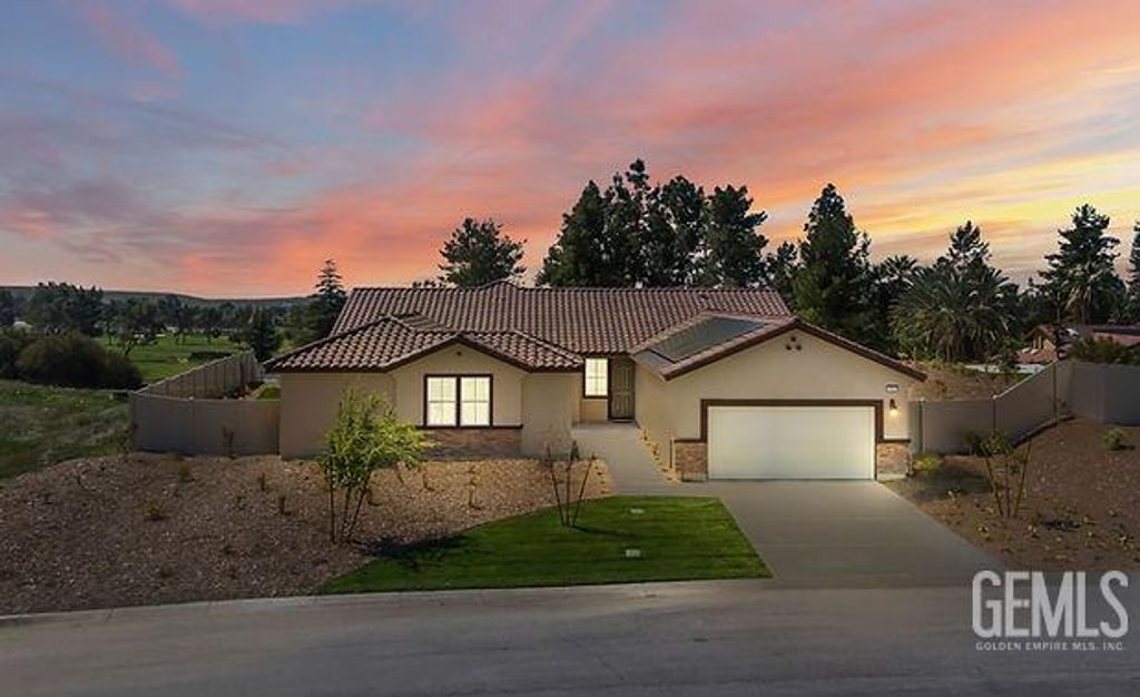 Photo of 5608 Levanto Street, Bakersfield, CA 93306 (MLS # 202511195)