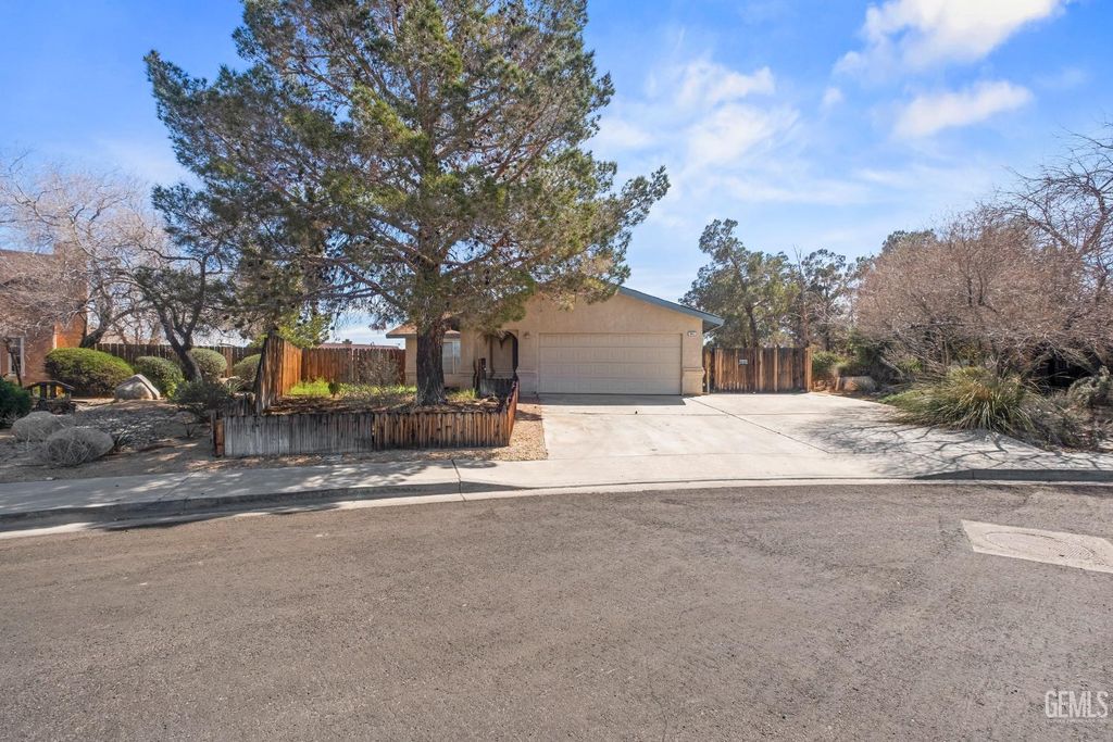 Photo of 611 Plumblossom Court, Ridgecrest, CA 93555 (MLS # 202602609)