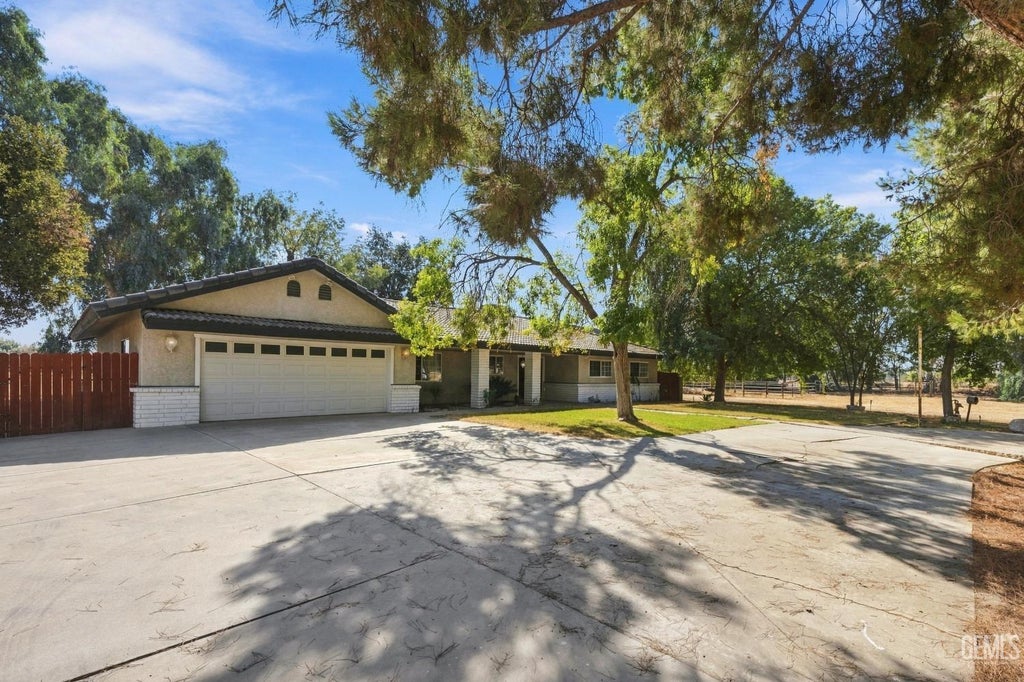 Photo of 13816 Billie Street, Bakersfield, CA 93313 (MLS # 202609928)