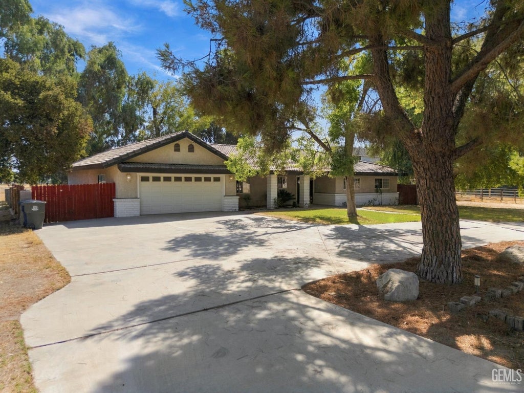 Photo of 13816 Billie Street, Bakersfield, CA 93313 (MLS # 202609928)