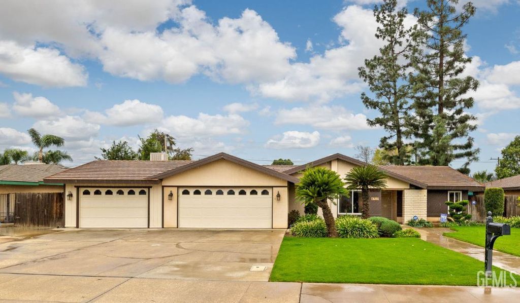 Photo of 4713 Summertree Lane, Bakersfield, CA 93309 (MLS # 202512867)