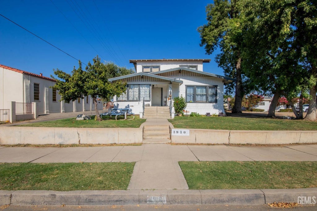Photo of 1910 Baker Street, Bakersfield, CA 93305 (MLS # 202606246)