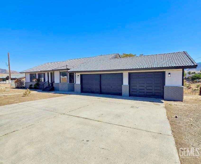 Photo of 20220 Mesa Drive, Tehachapi, CA 93561 (MLS # 202610003)