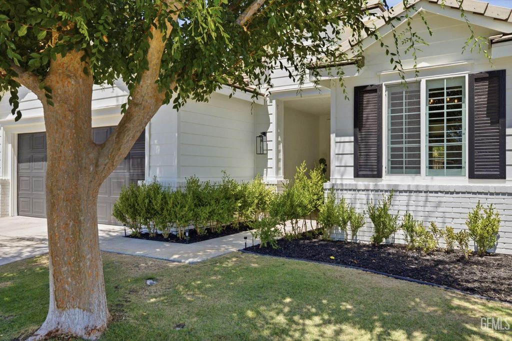 Photo of 317 Dumont Drive, Bakersfield, CA 93312 (MLS # 202607951)