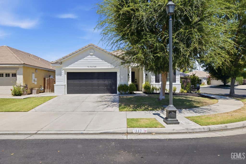 Photo of 317 Dumont Drive, Bakersfield, CA 93312 (MLS # 202607951)