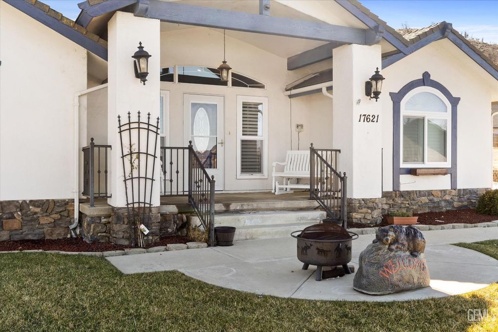 Photo of 17621 Arlington Place, Tehachapi, CA 93561 (MLS # 202511269)