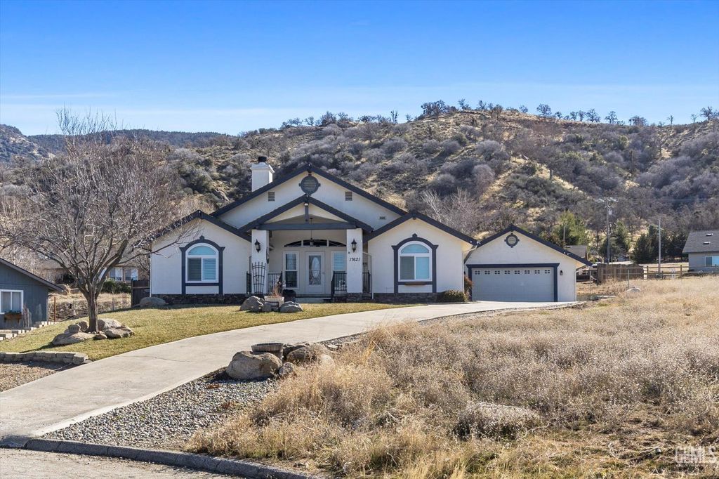 Photo of 17621 Arlington Place, Tehachapi, CA 93561 (MLS # 202511269)