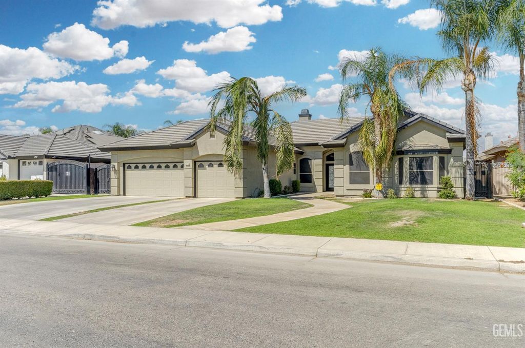 Photo of 4614 Crosshaven Avenue, Bakersfield, CA 93313 (MLS # 202510454)