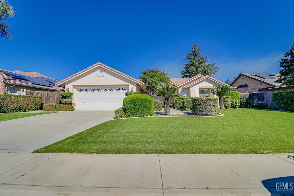 Photo of 8606 Rockhampton Drive, Bakersfield, CA 93313 (MLS # 202603954)
