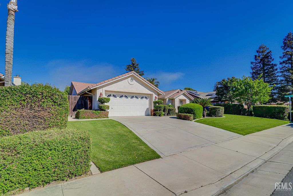 Photo of 8606 Rockhampton Drive, Bakersfield, CA 93313 (MLS # 202603954)