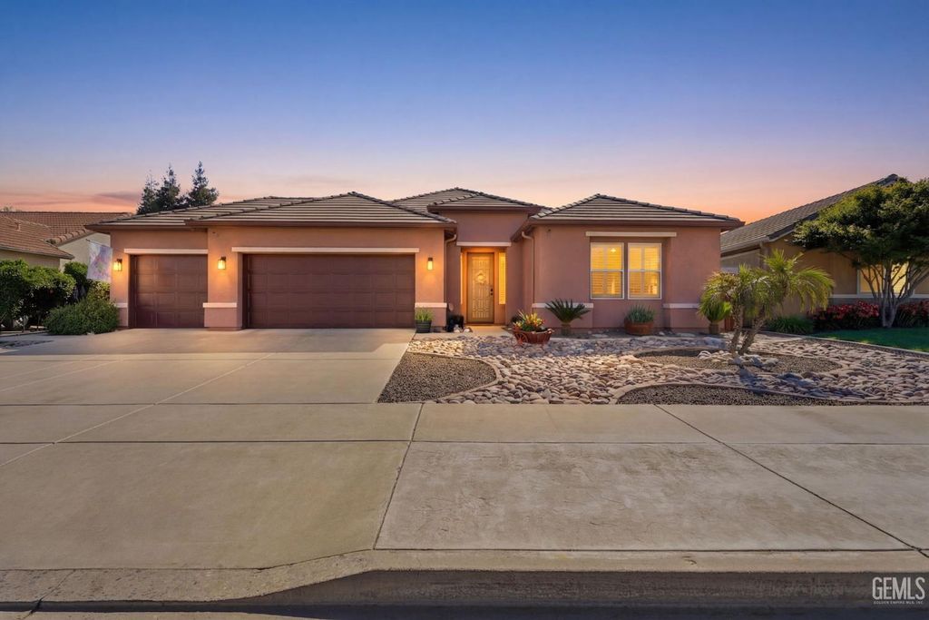 Photo of 1998 Albarino Street, Tulare, CA 93274 (MLS # 202603921)