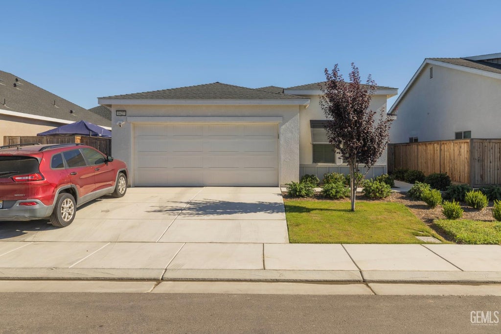 Photo of 9627 Maple Terrace Lane, Shafter, CA 93263 (MLS # 202606436)