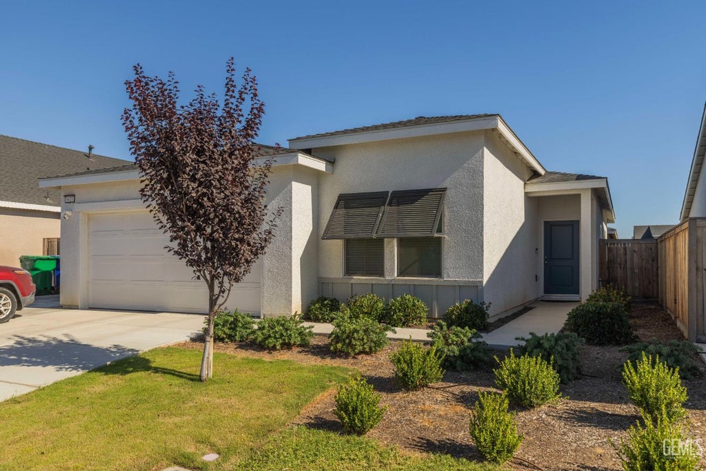 Photo of 9627 Maple Terrace Lane, Shafter, CA 93263 (MLS # 202606436)