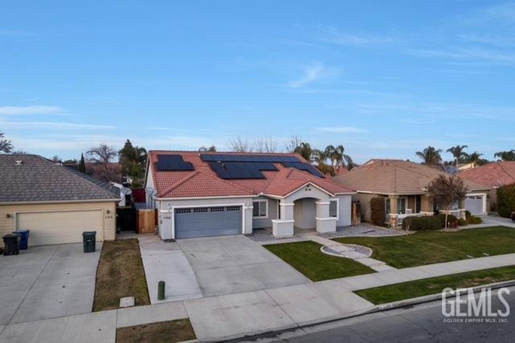 Photo of 11408 Presidential Road, Bakersfield, CA 93312 (MLS # 202510900)