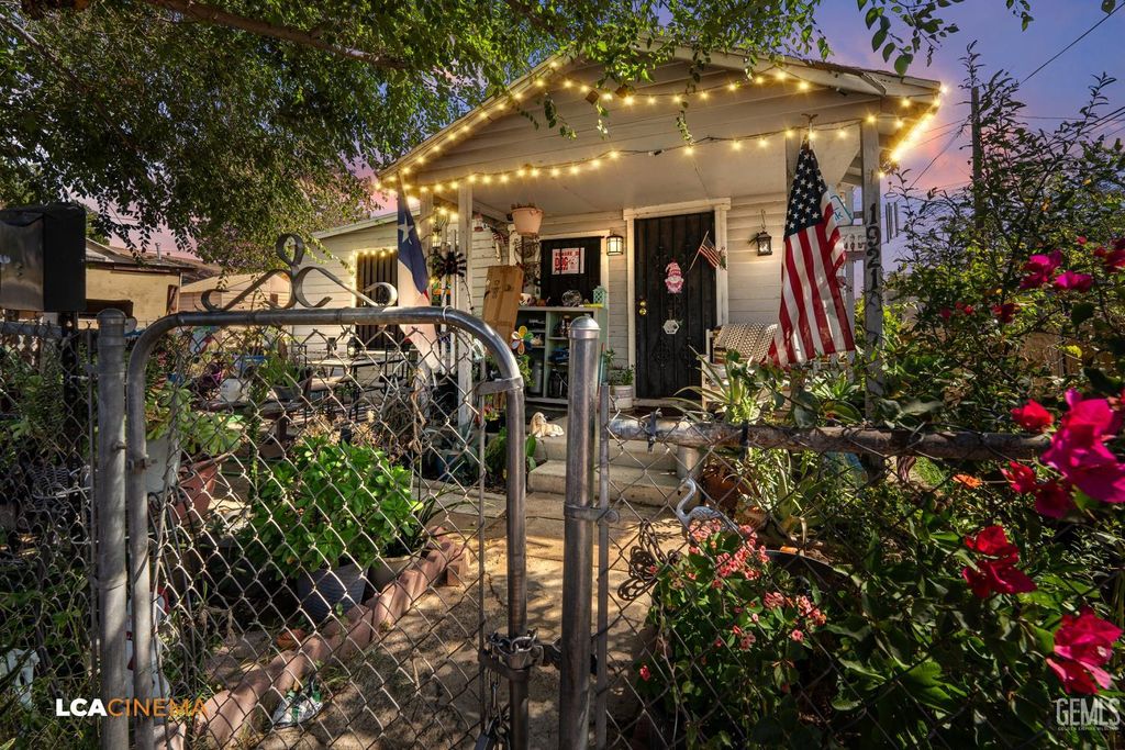 Photo of 1921 Miller Street, Bakersfield, CA 93305 (MLS # 202511139)