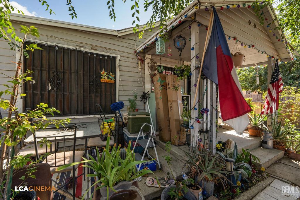 Photo of 1921 Miller Street, Bakersfield, CA 93305 (MLS # 202511139)