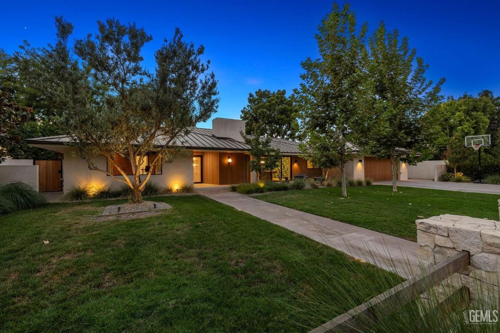 Photo of 1217 Tam O Shanter Drive, Bakersfield, CA 93309 (MLS # 202603730)