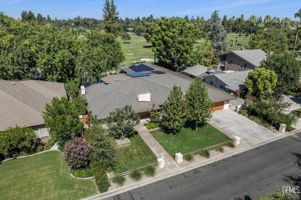 Photo of 1217 Tam O Shanter Drive, Bakersfield, CA 93309 (MLS # 202603730)