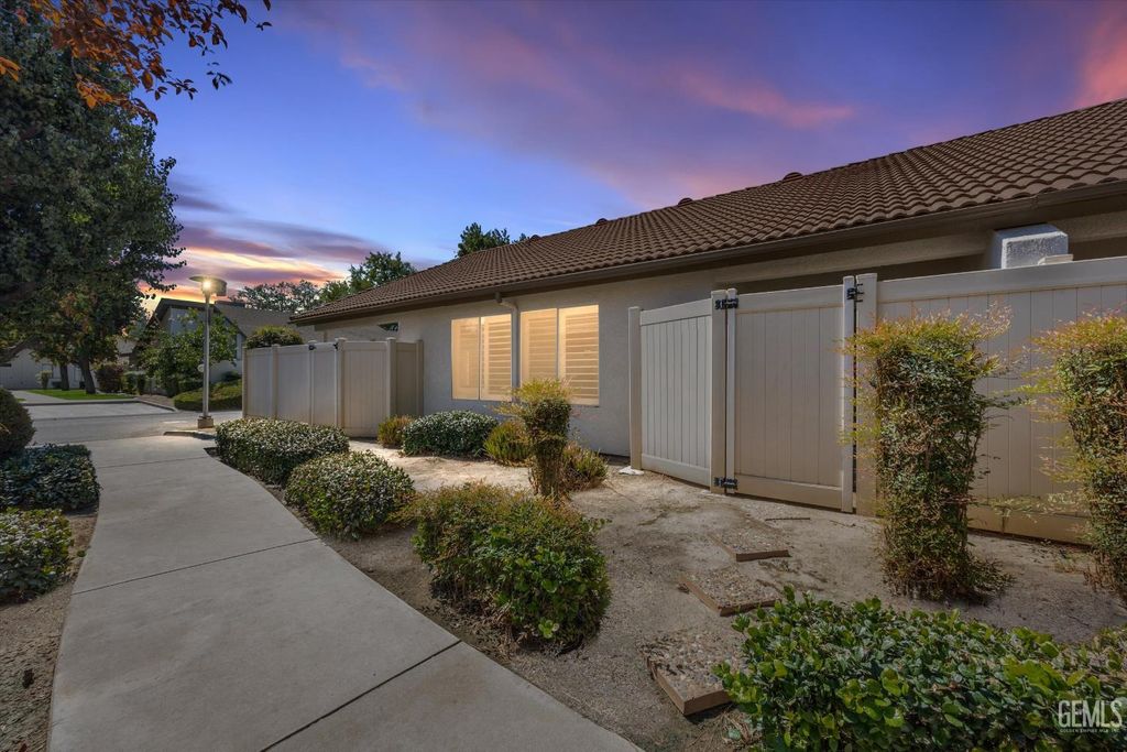 Photo of 2300 Melbourne Lane #3, Bakersfield, CA 93309 (MLS # 202510771)