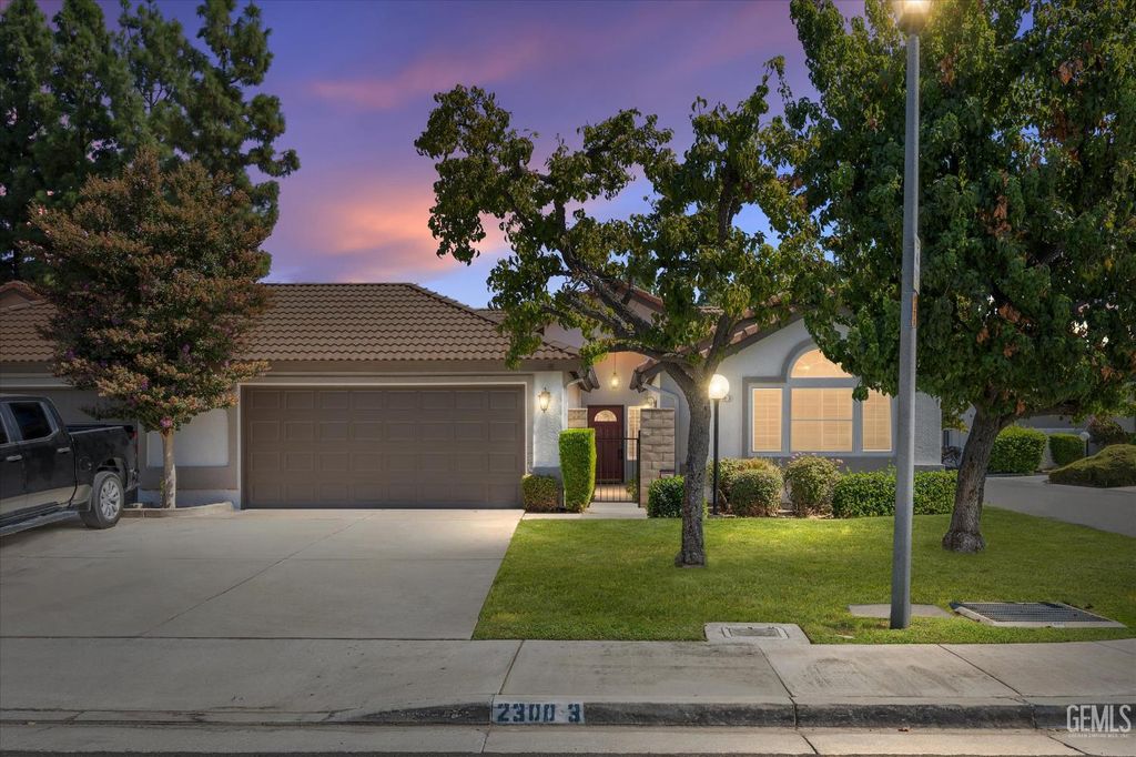 Photo of 2300 Melbourne Lane #3, Bakersfield, CA 93309 (MLS # 202510771)