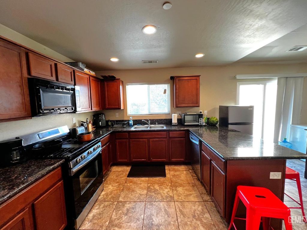 Photo of 704 Candia Avenue, Bakersfield, CA 93307 (MLS # 202601125)