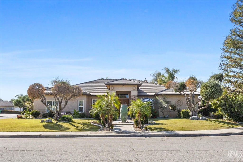 Photo of 901 Katie Court, Shafter, CA 93263 (MLS # 202511775)