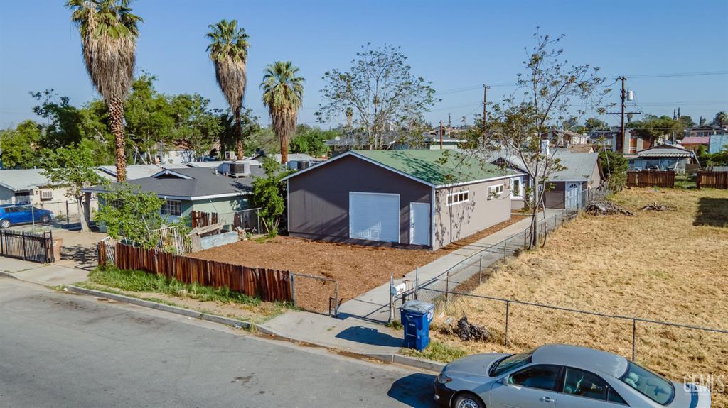 Photo of 1322 Quincy Street, Bakersfield, CA 93305 (MLS # 202601595)