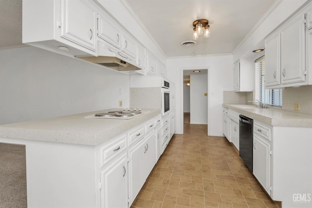 Photo of 3901 El Dorado Avenue, Bakersfield, CA 93309 (MLS # 202608069)