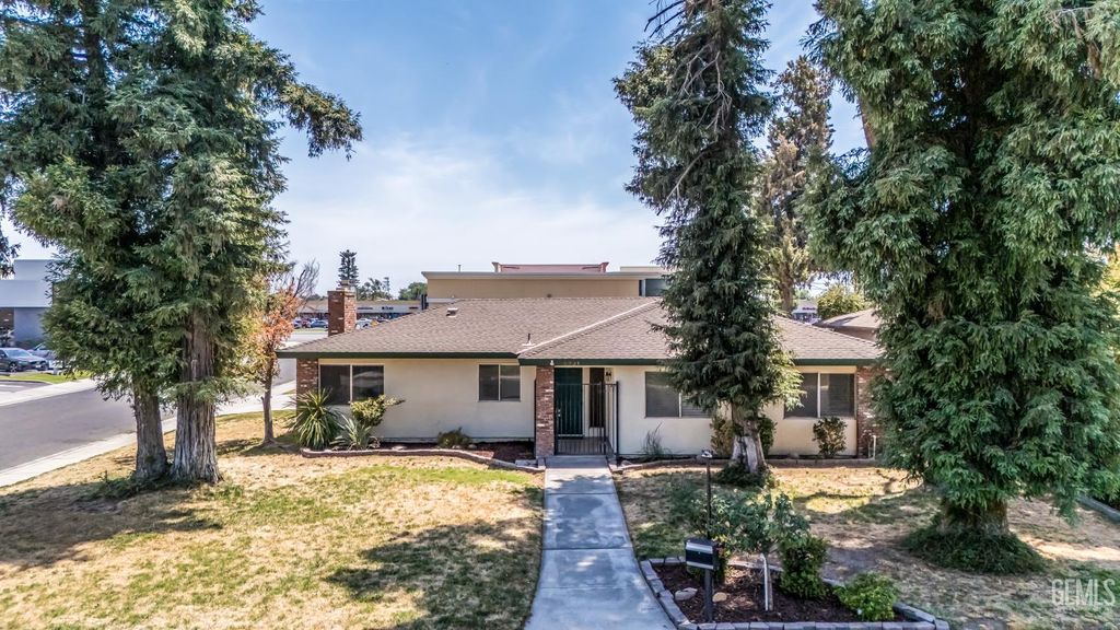 Photo of 3901 El Dorado Avenue, Bakersfield, CA 93309 (MLS # 202608069)