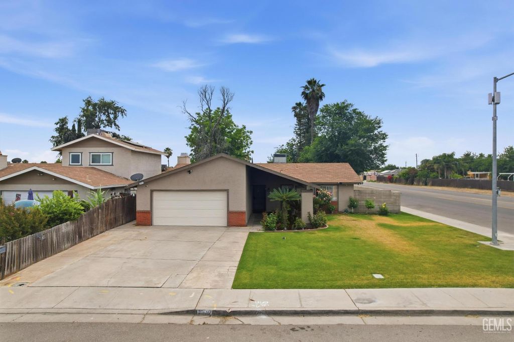 Photo of 2413 Clara Road, Bakersfield, CA 93304 (MLS # 202605777)