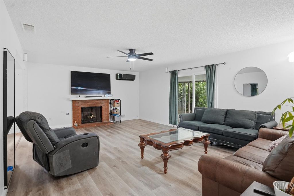 Photo of 2413 Clara Road, Bakersfield, CA 93304 (MLS # 202605777)