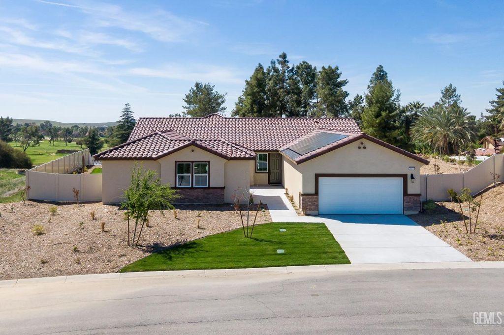 Photo of 5804 Levanto Street, Bakersfield, CA 93306 (MLS # 202511321)