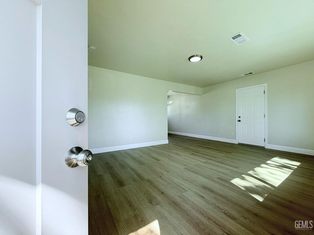 Photo of 360 E Orange Avenue, Shafter, CA 93263 (MLS # 202604173)