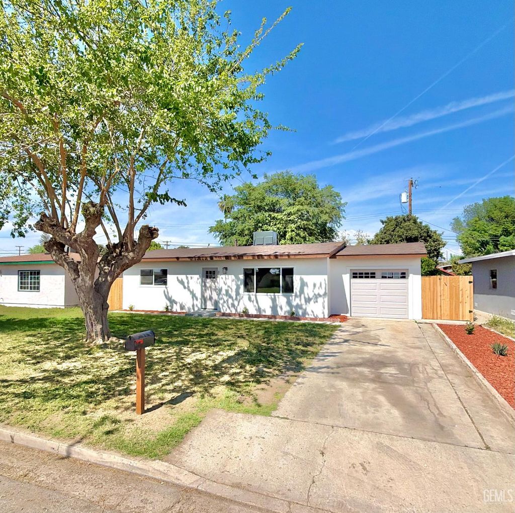 Photo of 360 E Orange Avenue, Shafter, CA 93263 (MLS # 202604173)