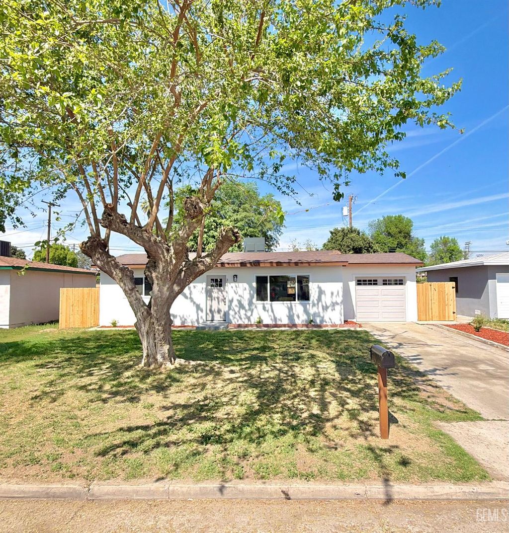 Photo of 360 E Orange Avenue, Shafter, CA 93263 (MLS # 202604173)