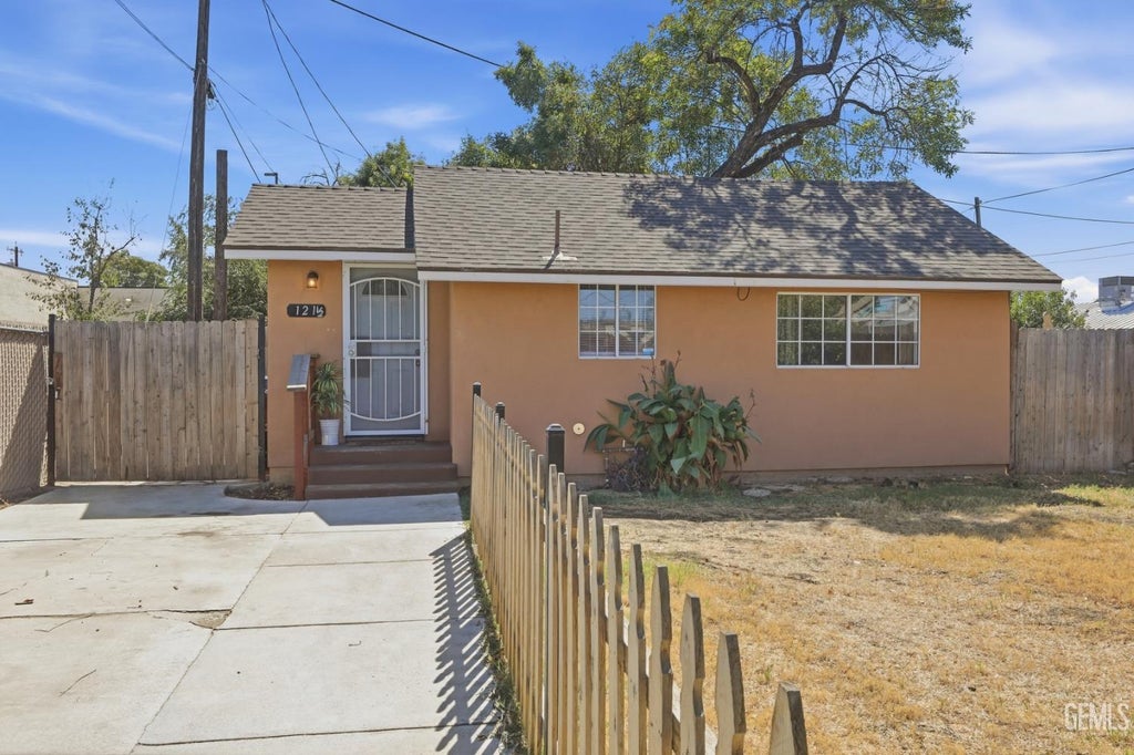 Photo of 121 Roberts Lane, Bakersfield, CA 93308 (MLS # 202610359)